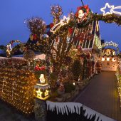 Paar schmückt Haus mit 55.000 Lichtern