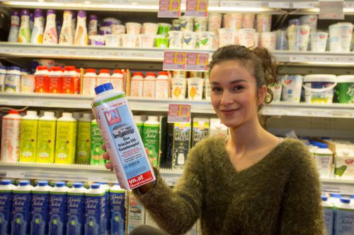 Den Gewinncode auf der Milchpackung sendet Elif an vn.at, mit dem Inhalt bereitet sie „Lumumba“ bzw. „Tote Tante“ zu. paulitsch