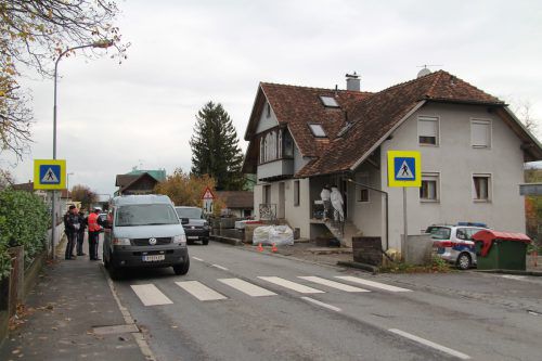 In diesem Haus in der Achstraße in Lauterach kam es am Montagvormittag zu dem tödlichen Polizeieinsatz.  VOL.at/Rauch