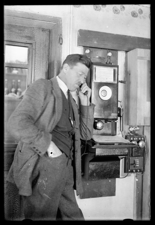 Der Dalaaser Lehnenbahnmeister Wilhelm Purtscher beim Telefonieren.  Josef Wilhelm Purtscher, Vorarlberger Landesbibliothek
