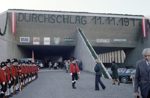 Der Feier zum Arlbergdurchschlag am 11. 11. 1977 wohnten über 2000 Festgäste bei. Sie entwickelte sich zu einem wahren Volksfest.