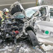 Frontal in Lkw gekracht