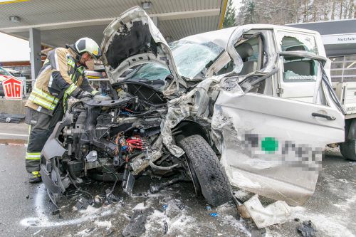 Der Lieferwagenfahrer war auf die Gegenfahrbahn geraten. hofmeister