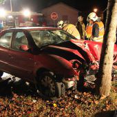 Promillefahrer rammt Wartehäuschen und Baum