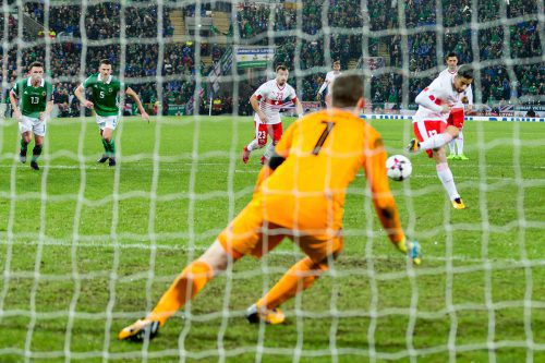 Der Schweizer Ricardo Rodriguez (r.) bezwingt Nordirlands Torhüter Michael McGovern vom Elfmeterpunkt zum entscheidenden 1:0. afp