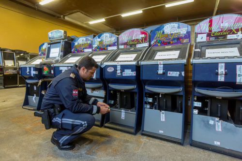 Die Behörden haben in der Vergangenheit zahlreiche Glücksspielautomaten und Wettterminals beschlagnahmt. VN/Paulitsch