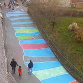 Buntes Zebra sichert Straße in Rankweil