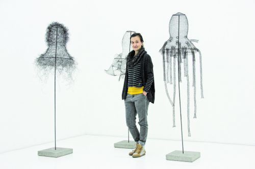 Die deutsche Künstlerin Monika Supé schließt mit ihren Arbeiten das erste von Andrea Fink kuratierte Ausstellungsjahr in der Galerie „allerArt“ ab. AG