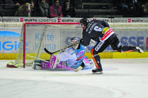 Die Entscheidung gegen Linz: Dornbirns Verteidiger Sean McMonagle verwertet seinen Versuch im Penaltyschießen zum 3:2-Sieg für die Bulldogs.  gepa