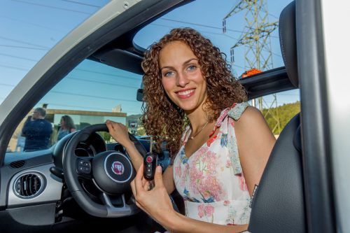 Die Gewinnerin der Vorarlberger Misswahl 2018 darf sich über einen Fiat 500 Cabrio vom Autohaus Rohrer im Wert von 17.500 Euro freuen.  VN/Paulitsch