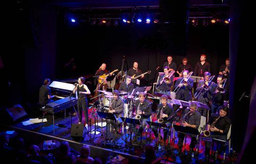 Die Komponistin und Sängerin Ángela Tröndle und das souveräne Ensemble der Lungeau Big Band. k.friedl/p. pfläging