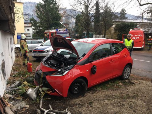 Die Lenkerin dieses Pkw wurde bei dem Aufprall unbestimmten Grades verletzt. vol.at/MAdlener