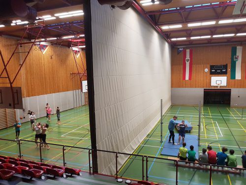 Die Marktgemeinde Götzis hat die Beleuchtung in der Mittelschule auf LED-Tubes umgestellt. Das halbiert die Stromkosten, erklärt man im Götzner Gemeindeamt.