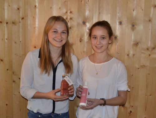 Die Maturantinnen Melissa Herburger und Verena Gmeiner verarbeiten das „Abfallprodukt“ Schafmilchmolke zu Drinks und Beautyprodukten. MAM