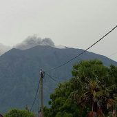 Vulkan auf Bali spuckt wieder Asche