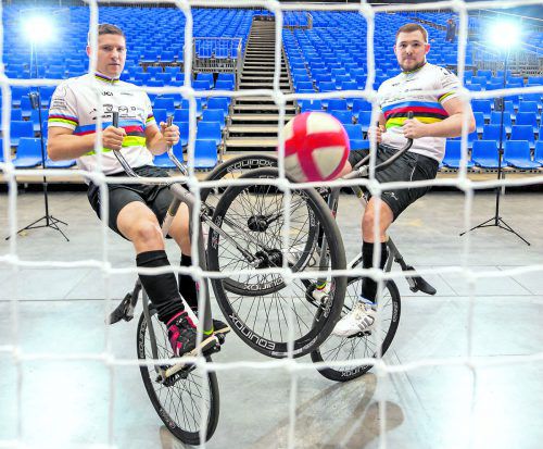 Die Serienweltmeister Patrick Schnetzer (r.) und Markus Bröll: Großes Ziel des erfolgreichsten Radballduos der letzten Jahre bei der Heim-WM ab Freitag in Dornbirn ist der Gewinn der fünften Goldenen in Serie. VN/Stiplovsek