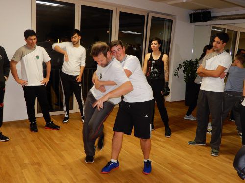 Die Trainer luden beim Wing-Tsun-Schnuppertraining zum Mitmachen ein. Viele Interessierte folgten der Einladung. cth