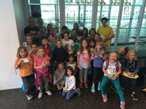 Die VS Dornbirn Gütle beim Verleih der Schwimmabzeichen.
