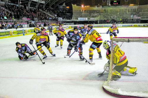 Dornbirns Stürmer Chris D‘Alvise und Stefan Häußle machen Druck auf das Tor von J.P. Lamoureux, die Wiener Dominic Hackl, Riley Holzapfel und Aaron Brocklehurst kommen ihrem Goalie zu Hilfe. gepa