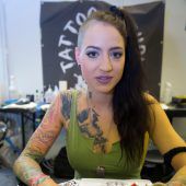 Tattoos, Tüll und Massagestühle