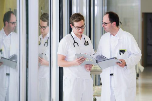 Eingriffe bespricht Primar Matthias Zitt (r.) mit seinen Teammitgliedern. Mediaart
