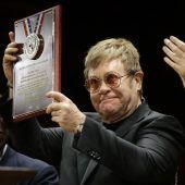 Elton John für humanitäres Wirken ausgezeichnet