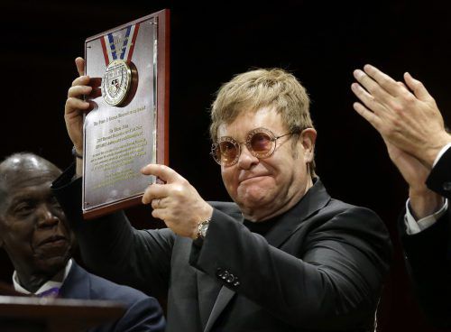Elton John bekam den Harvard-Menschlichkeitspreis. ap