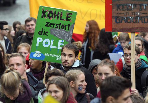 Etwa 10.000 Menschen haben für einen schnellen Kohle-Ausstieg demonstriert. afp