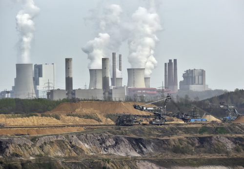 Experten haben berechnet, dass Treibhausgase viel massiver gesenkt werden müssen als geplant. Auch Braunkohle-Kraftwerke gelten als Klimakiller.  ap