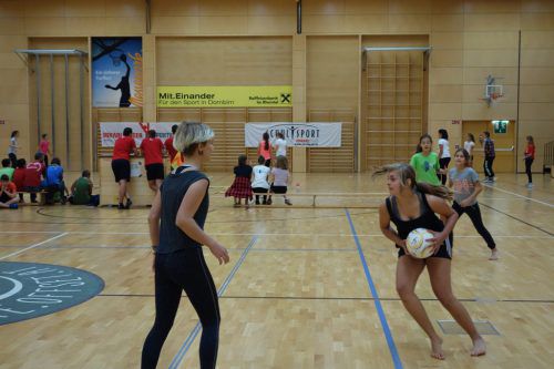 Fairplay stand bei der Sportveranstaltung im Vordergrund.