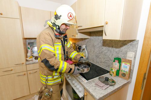 Feuerwehrleute entdeckten einen Topf mit angebranntem Essen.  Hofmeister