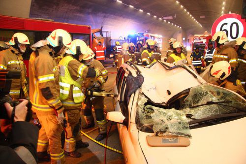 Auch bei Großübungen wie hier im Bild im Ambergtunnel proben die Rankweiler Feuerwehrleute den Ernstfall. VN