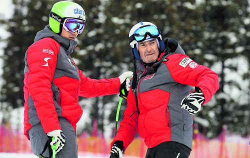 Frederic Berthold (l.) inspiziert mit Cheftrainer Andreas Puelacher die Abfahrtsstrecke in Lake Louise. Der erste Trainingslauf musste abgesagt werden, die Piste war nach nächtlichem Schneefall und Plusgraden zu weich. gepa