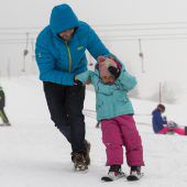 Schnee auf den Bergen, Schnee im Tal, der Winter gab ein Gastspiel