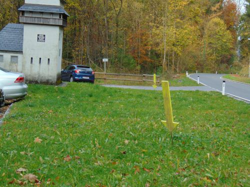 Gelbe Pfeile machen Littering in Götzis sichtbar.  Michael Mäser