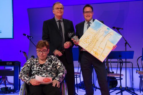 Hanah Kamrat und Günther Kräutler überreichen Stefan Fischnaller den Preis.