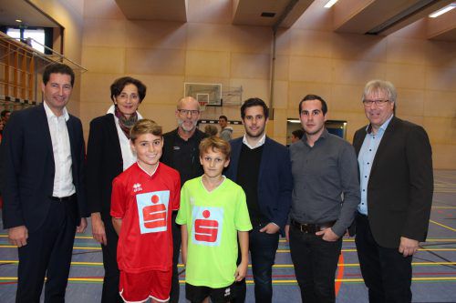 Harald Giesinger, Bernadette Mennel, Conny Berchtold, die Sparkassen-Jugend-Koordinatoren Philip Vukojevic und Florian Hintringer sowie Christoph Neyer (v. l.) mit Spielern der Fußball-Schülerliga. Meusburger