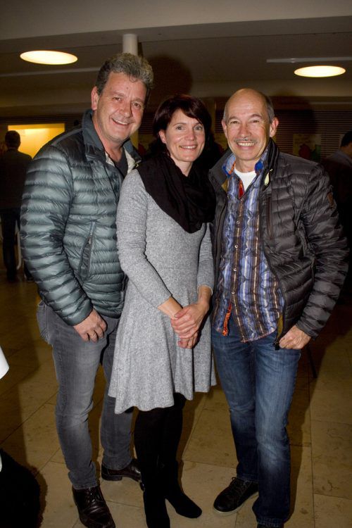 Hugo (l.) und Heike Obwegeser mit Kürschner Jürgen Amann.
