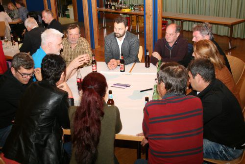 Im Laurentiussaal in Schnifis wurden Pläne für die gastronomische Zukunft im Ort geschmiedet. Gemeinde