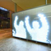 Eine Wand sorgt für „Lichtblicke“ am Bahnhof Dornbirn
