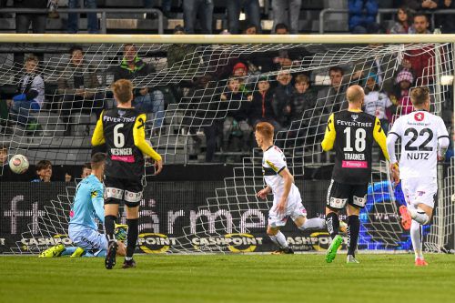 In Minute 13 war die Altacher Fußballwelt noch in Ordnung, als Christian Gebauer (Bildmitte) die Cashpoint-Truppe mit 1:0 in Führung brachte. gepa