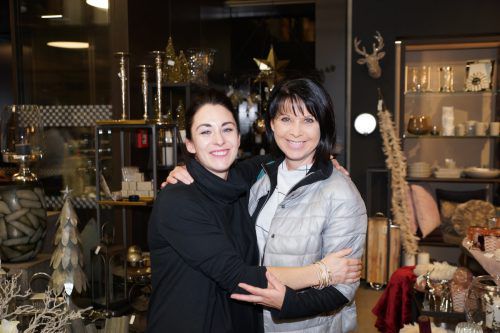 In Weihnachtsstimmung: Elisabeth Böckle und Manuela Kopf.
