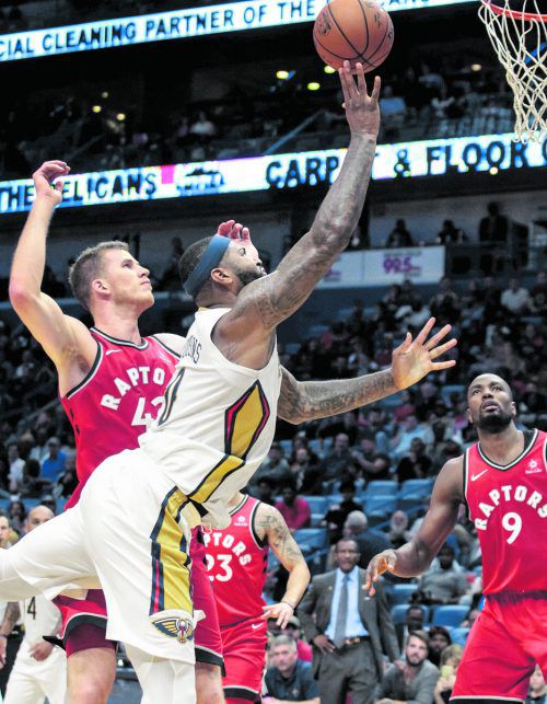 Jakob Pöltl (l.) streckt sich gegen Pelicans-Ass DeMarcus Cousins.  ap