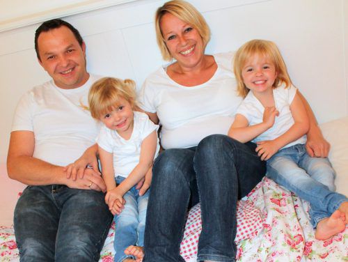 Jaqueline und Joachim Beer mit ihren dreijährigen Zwillingsmädchen Lena und Emma. Die Kinder sind das ganze Glück der Beers.
