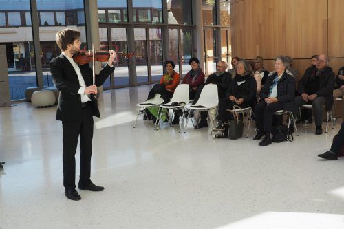 Johannes Ascher gab im Foyer des Montforthauses die Romanze Nr. 2 von Ludwig van Beethoven zum Besten.