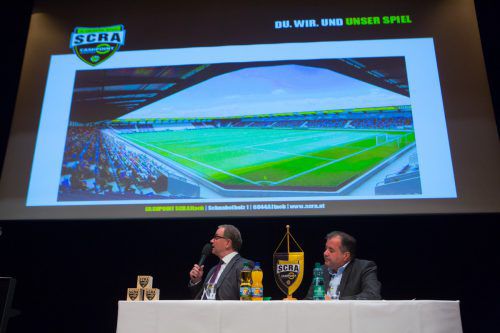 Karlheinz Kopf (l.) und Peter Pfanner mit einer visualisierten Ansicht des Stadions. hartinger