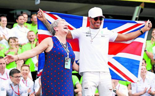 Kaum Formel-1-Weltmeister, schon gibt es unangenehme Fragen: Lewis Hamilton mit seiner Mutter Carmen Larbalestier. apa