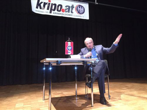 Kriminal- und Gerichtspsychiater Reinhard Haller referierte auf Einladung der Vereinigung Kriminaldienst Österreich in Mäder. VN/gs