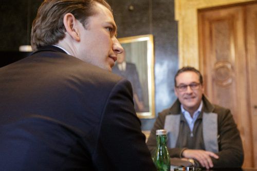 Kurz und Strache einigten sich nun auf ein Digitalisierungspaket. Differenzen gibt es bei der direkten Demokratie, der Kammerpflicht und dem Rauchverbot. APA