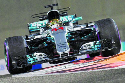 Lewis Hamilton (Bild) Trainingsschnellster vor Sebastian Vettel. Im letzten Saisonlauf in Abu Dhabi bahnt sich die vorerst letzte Runde im Klassiker Silber gegen Rot an. apa